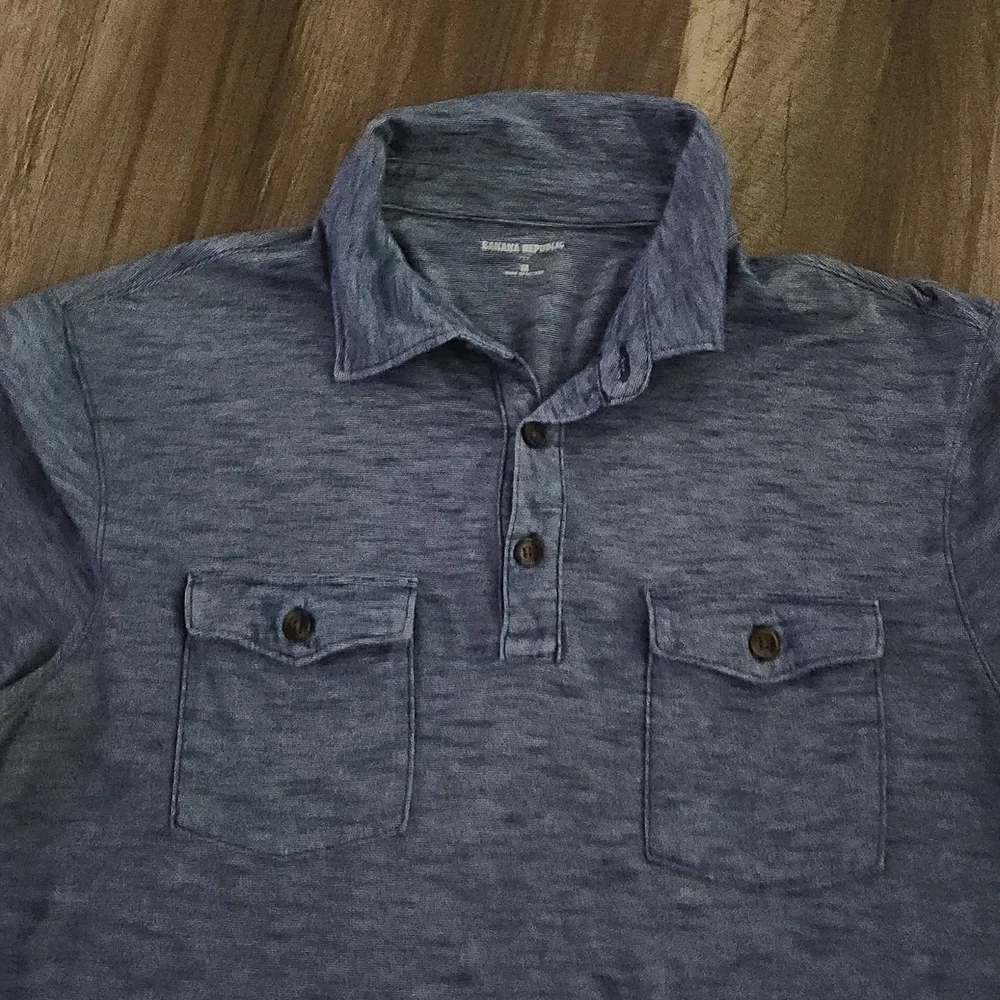Banana Republic Henley Size Medium Blue Color